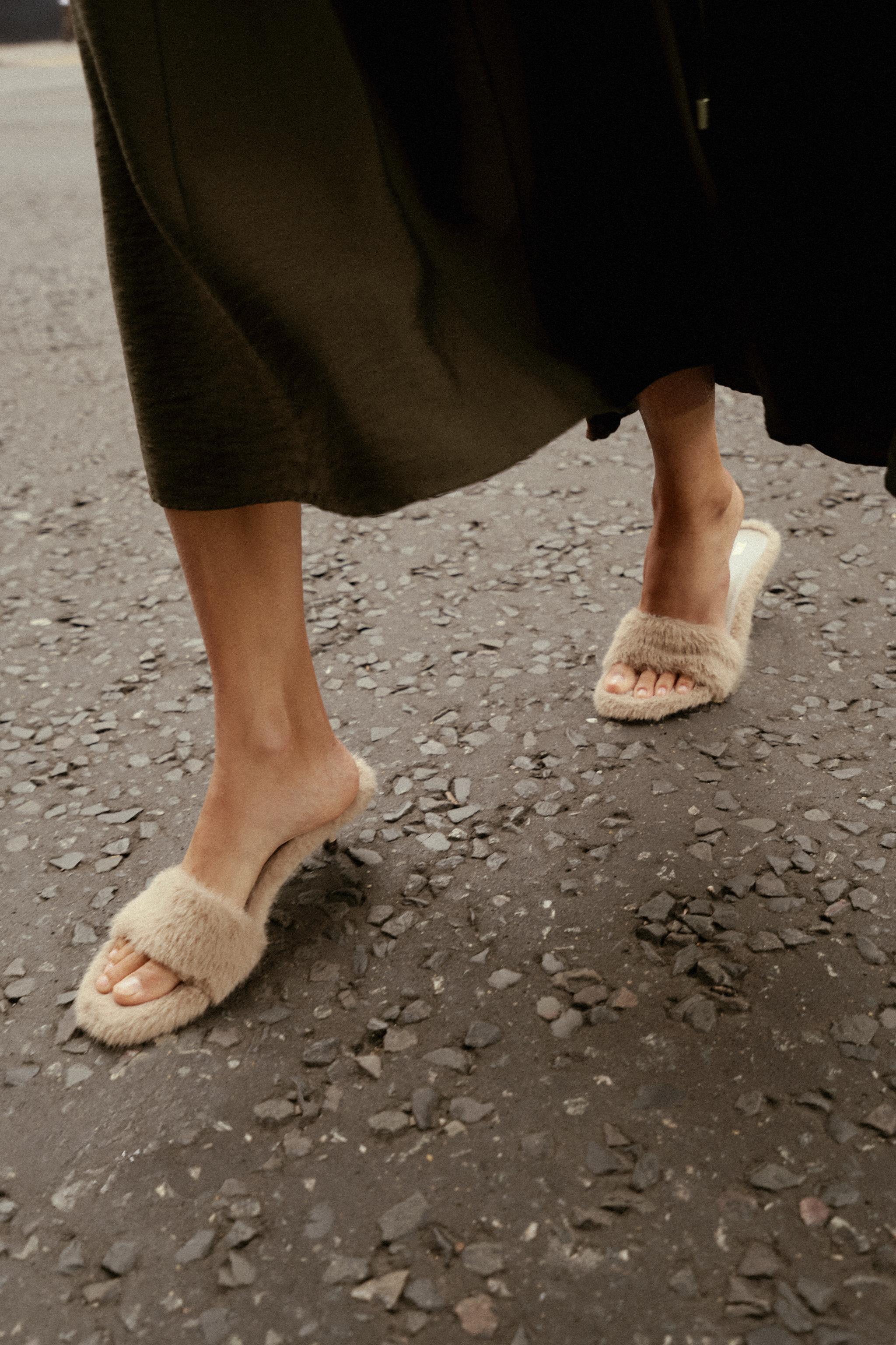 SANDALES À TALONS EFFET FOURRURE